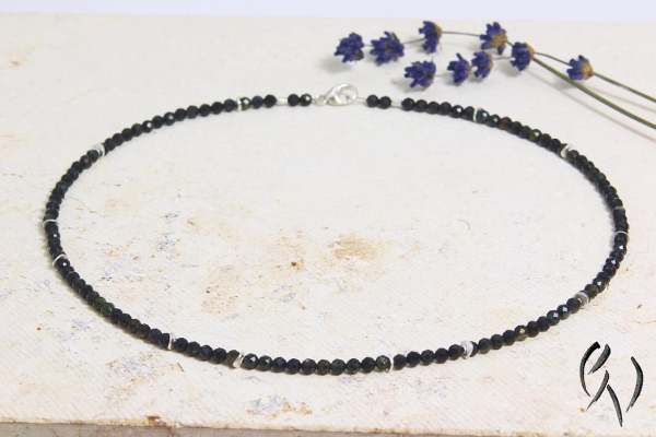 Feine Steinkette aus dunklem Turmalin, kombiniert mit feinen Silberteilchen